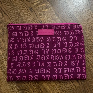 Rosa kuvertväska Marc Jacobs - Supercoolt marc jacobs datafodral/ipadfordral, oanvänd och väldigt snyggt och unikt. Säljer pga att deb är för lite för min dator. Skriv för fler bilder och mått!! 