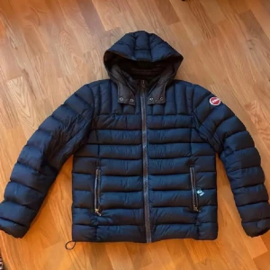 Colmar vinterjacka  - Säljer denna snygga colmar vinterjacka som är tjock och varm o passar perfekt nu till vintern! Storlek 44 vilket motsvarar xs/s. Skick 7/10. Kan gå ner i pris vid snabb affär. Hör av dig vid minsta fundering 💯