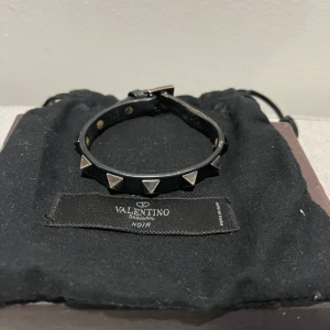 Svart Valentino Armband - Riktigt snyggt valentino armband |  Allt OG kommer med kvitto också och extra nitar. |  Pris:1099kr 
