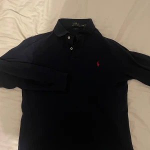 Ralph Lauren Långärmad Piké - Fet långärmad piké från ralph lauren. Storleken är M men passar även S. Den är i bra skick utan defekter. Hör av dig vid frågor