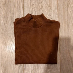 Zara-t-shirt - There is a small hole in the collar, that doesn't show in the use.
