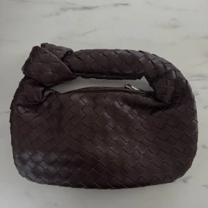 Vävd / flätad brun väska  - Liknande bottega väskan. Använd en gång, nyskick. Säljer då de inte riktigt är min färg💕💕