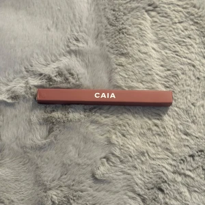 Läppenna Pink Sunset från CAIA - Snygg läppenna i nyansen Pink Sunset från CAIA. Perfekt för att definiera och fylla i läpparna med en mjuk och krämig konsistens. Kommer i en stilren förpackning.