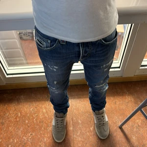 Dondup jeans - Dondup med slitningar riktigt bra skick 9/10 med riktigt sköna slitningar