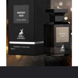 Woody Oud Eau de Parfum från Maison Alhambra - Upptäck den mystiska och djupa doften av Woody Oud från Maison Alhambra. Denna Eau de Parfum kommer i en elegant svart flaska med en stilren design. Perfekt för dig som älskar träiga och orientaliska dofter. Flaskan rymmer 80 ml och är en naturlig spray.