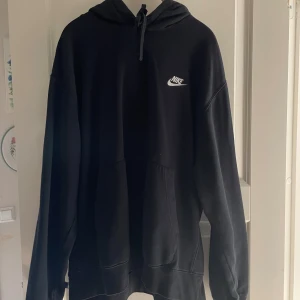 Nike-Hoodie (L) passar M - Endast använd ett fåtal gånger, säljer då jag aldrig använder den. Storleken är L :) Nypris 799 