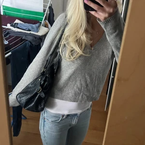 Grå tröja från Brandy Melville - Säljer en superfin grå tröja från Brandy Melville. Den har en snygg v-ringning. Perfekt för både vardag och lite mer uppklädda tillfällen. Tröjan är i väldigt bra skick och passar perfekt till jeans eller kjol. Pris går att diskuteras 🩶