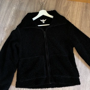 Hm teddyjacka - Storlek xs men passar även s. Köpt på Plick tidigare men aldrig kommit till användning. 