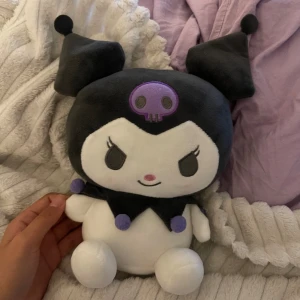 Kuromi plushie  - Söt kuromi plushie i jätte skön material. Säljer min kuromi för jag kommit ur min hello Kitty phase. 
