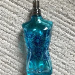 Jean pual gualtier le male summer  - Fick den av min morfar luktar väldigt mycket som le male har inga box till parfymen 75/125 ml