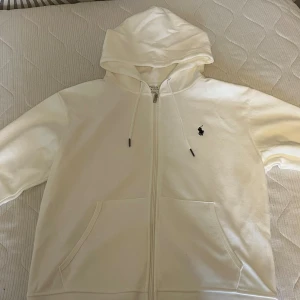 Polo Ralph Lauren zip hoodie - Hej, jag säljer min polotröja eftersom den är ganska stor för mig och den har aldrig använts. Priset kan vi diskutera.