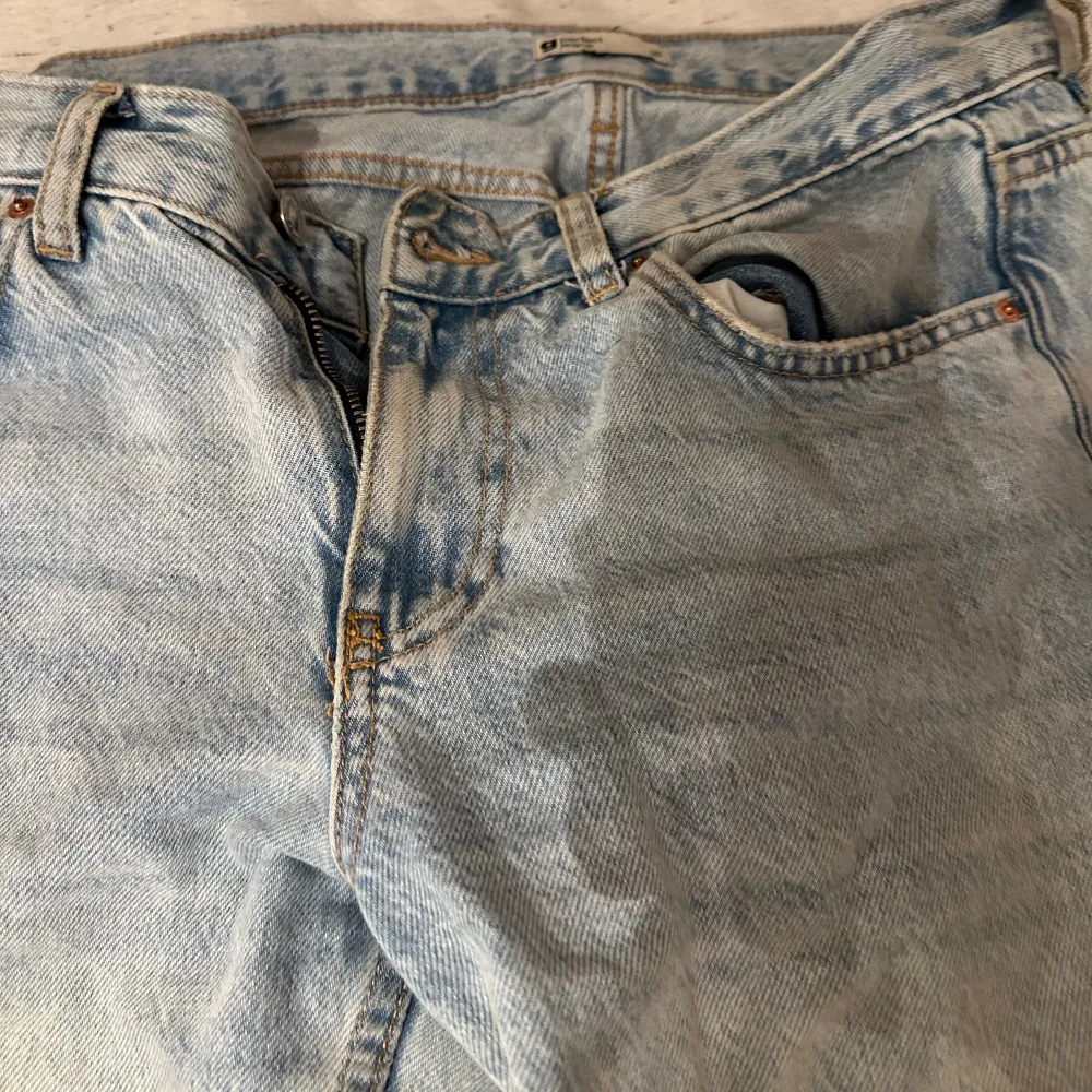 Snygga jeans ifrån ginas gamla jeans kollektion! Jag älskar de tyvärr för små storlek 36🩷 (de är lite baggy). Jeans & Byxor.