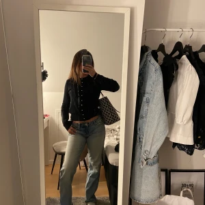Weekday jeans  - Jätte snygga jeans från weekday som är lite för stora för mig drf inte kommer till användning, super fint skick 💗💗