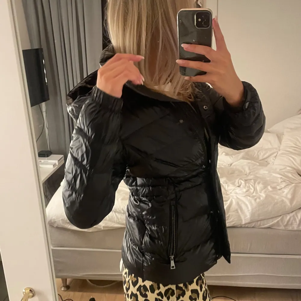 Super snygg svart dunjacka från Massimo dutti. Bra skick och endast använd en vinter. Köpt på Zalando föra året och säljs inte längre.💕. Jackor.