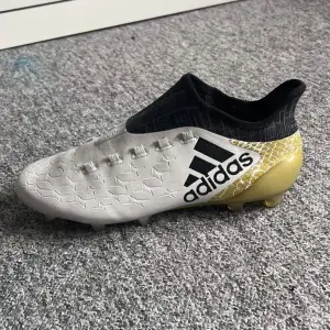 Säljer adidas fotbollsskor. Säljer dom pga av att dom är för små för mig. De är endast använda 2 träningar, så väldigt fin skick 9/10. Ny pris 2600kr