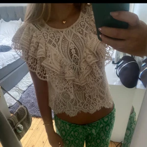 Blus/topp - Såå snygg och gullig blus - kan även användas som festtopp🥰🥰 Från zara! Använd max 4 gånger och kommer ej till användning längre (så gott som ny). 