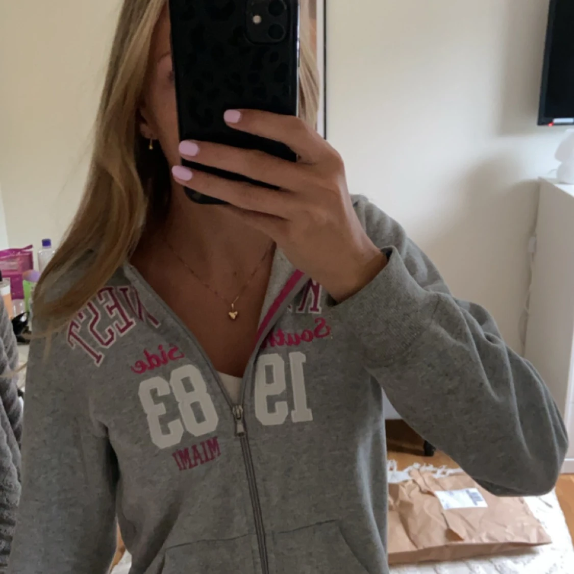 Grå hoodie med tryck - 90