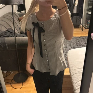 Sthlm stil Tröja  - Gossip girl vibe på tröjan, jätte fin men kommer inte till användning🎀 kunden står för frakten🚚