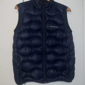 Peak performance väst  - En peak väst som har ett utmärkt skick! Den var lite för stor för mig och försökte lämna tillbaka den men hade inget kvitto så då så försöker jag sälja den här på Plick! Om du har frågor ör det bara att fråga på jag svarar snabbt ✅👍🏽