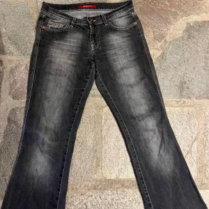 Bootcut jeans - Jeans från Gina tricot, fina men lite slitage längst ner på byxorna, förövrigt mycket fint skick.