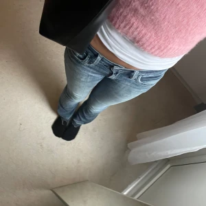 Lågmidjade bootcutjeans - Jättefina lågmidjade bootcut jeans!!❤️. Bra skick o förlängda 2 cm i benen (bild 4). Innerbenslängd: ca 75cm Midjemått rakt över: 35cm Mötes ej upp, köpt är köpt ❤️. Skulle underlätta om du valde instabox!🌸❤️