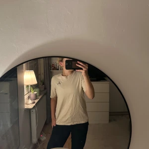 Beige Jordan t-shirt - Snygg Jordan T-shirt som är för liten. Lite skrynklig på bilderna. Priset går alltid att diskutera och vid frågor så är det bara att höra av sig😊