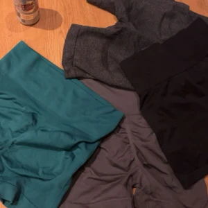 GYM SHORTS SET - Säljer 4 par gym shorts i nyskick. Alla fyra är ifrån SHEIN och kostar kanske omkring 140 kr st. Har hur många som helst så dessa kommer ej till användning. Gröna, grå & brunsvarta  har scrunch, gråspräckliga har buttlift och de svarta seamless. S!❤️