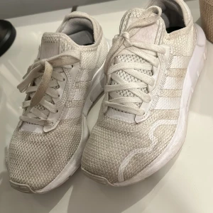 Adidas skor  - Väldigt smutsiga just nu då dem är väll använda men dom är inte trasiga någonstans eller så. Dem tvättas självklart innan dom skickas iväg.