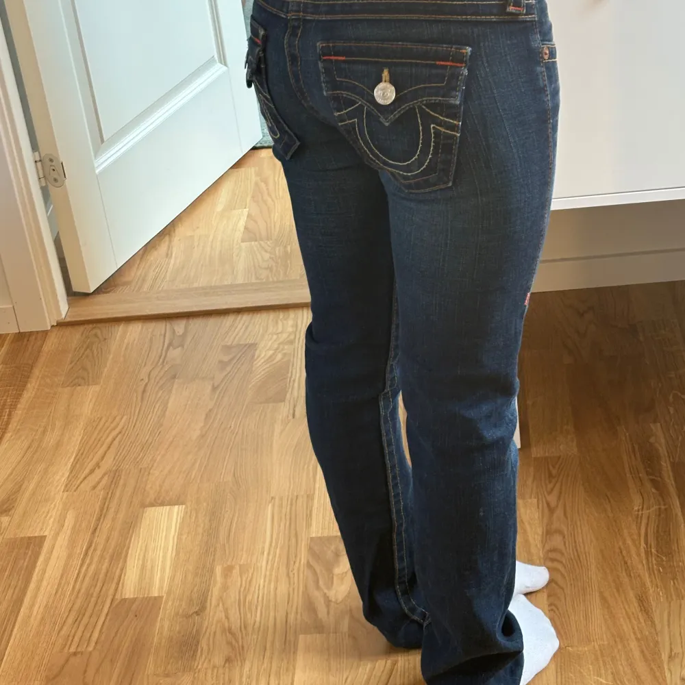 Jättefina jeans från true religion som tyvärr inte kommer till användning 💓 I storlek 26 och passar mig som brukar ha S/36 ❤️. Jeans & Byxor.