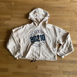 Beige hoodie med tryck - Använd få gånger mycket bra skick 