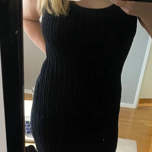 Stickad svart klänning  - Fin stickad klänning från H&M.  Jag är 160cm för referens.  