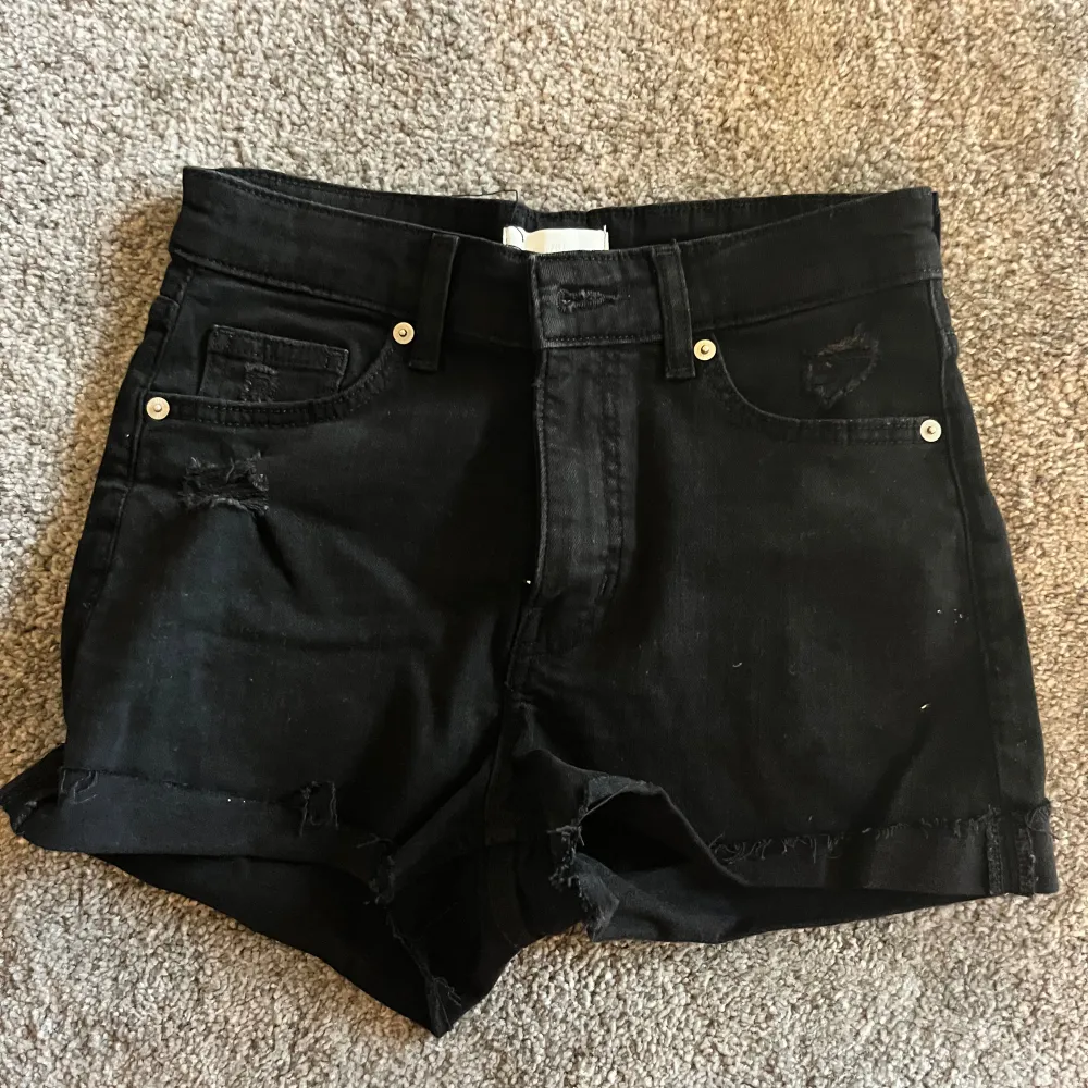 Säljer dem här svarta shortsen från h&m för dem passar inte längre. Har inte använt mycket heller. Skriv om ni är intresserade ☺️. Shorts.