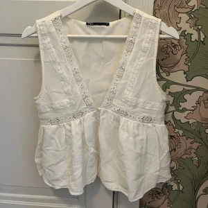 Topp - Fin topp från Zara. Lite smutsig på insidan, se bild, men inget man tänker på när man har på sig den. 