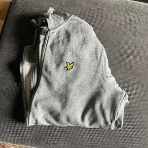 Lyle & scott zip hoodie  - M, skicka 9/10 använd men inte trasig på nåt sätt