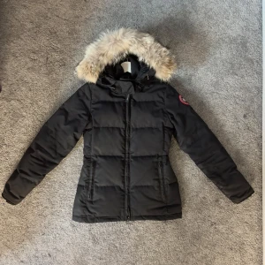 Canada goose chelsea parka xs dam - Canada Goose | Chelsea Parka | XS  Svart färg med avtagbar päls som är väldigt fin.  Några få skavanker på jackan men inga defekter, allt kan tvättas bort i kemtvätt eller för hand.   Nypris: 12 900  Hör av dig vid fler frågor:)