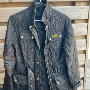 Barbour jacka  - Barbour dam-jacka i fint skick.