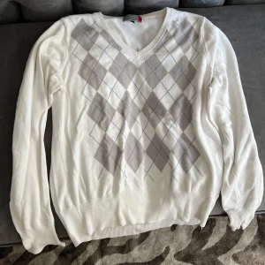 Vit V-neck Knit Top - Vit topp, bra skick, lite skrynklig