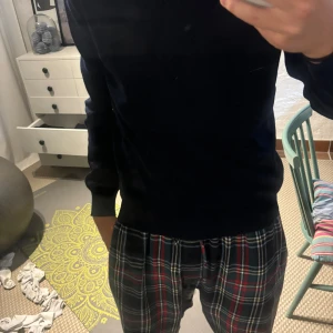 Gran sasso Cashmere tröja - Säljer denna helt nya gran sasso cashmete tröja, tröjan är helt oanvänd o är i topp topp skick  Skick 10/10 Nypris: 2200 kr