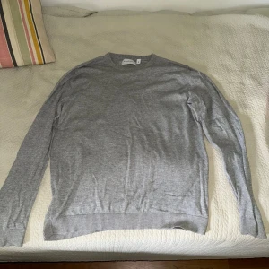 By TeeShoppen - Grå långärmad - Säljer min grå långärmade tröja billigt, 50kr. Den är i bra skick