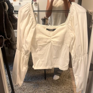 Blus från Gina som man kan ha off shoulder  - Så söt en så fin sommar topp