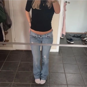 Low waist jeans  - Säljer mina favorit jeans från Guess❤️har liten defekt vid linningen. Midjemåttet är 38 cm rakt över och  Innerbenslängd: 80cm 💓