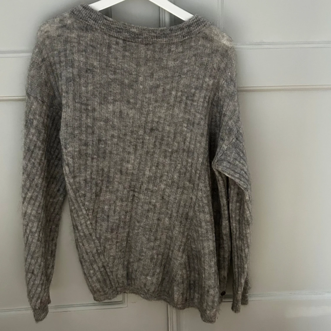 Grå stickad tröja