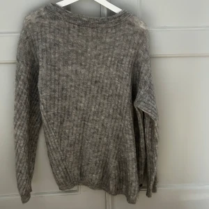 Grå stickad tröja  - Perfekt tröja till hösten i gott skick