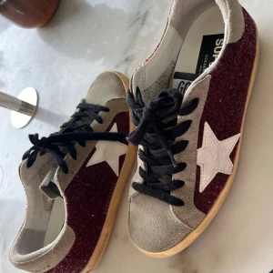 Golden Goose skor - Superfina äkta golden goose skor i storlek 37. I modellen superstar, och mycket fint skick. Kommer inte till använding längre tyvärr 💘