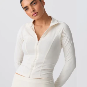 zip up - helt ny. aldrig använd men orkade inte skicka tillbaka så säljer den här istället och hoppas att någon annan kan få användning av den 🫶🏼 nypris 350 