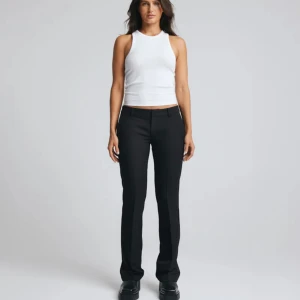 bikbok lågmidjade kostymbyxor vera - Säljer dessa superpopulära lågmidjade kostymbyxorna från bikbok då dom blivit för korta för mig🥲Dom är använda men är fortfarande i väldigt bra skick❣️❣️ Nypris-500kr