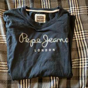 Mycket fin tunn sweatshirt från Pepe Jeans. Den är i färgen marinblå och modellen slim fit. Har aldrig använt den förutom på bilden i detta säljs inlägget. Skick 9,5/10. Pris kan diskutera. 