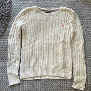 Ralph lauren tröja - Säljer denna söta Ralph lauren tröja🤍💕Barnstorlek L vilket sitter som xs ungefär🥰Knappt använd! Säljer en likadan rosa💞