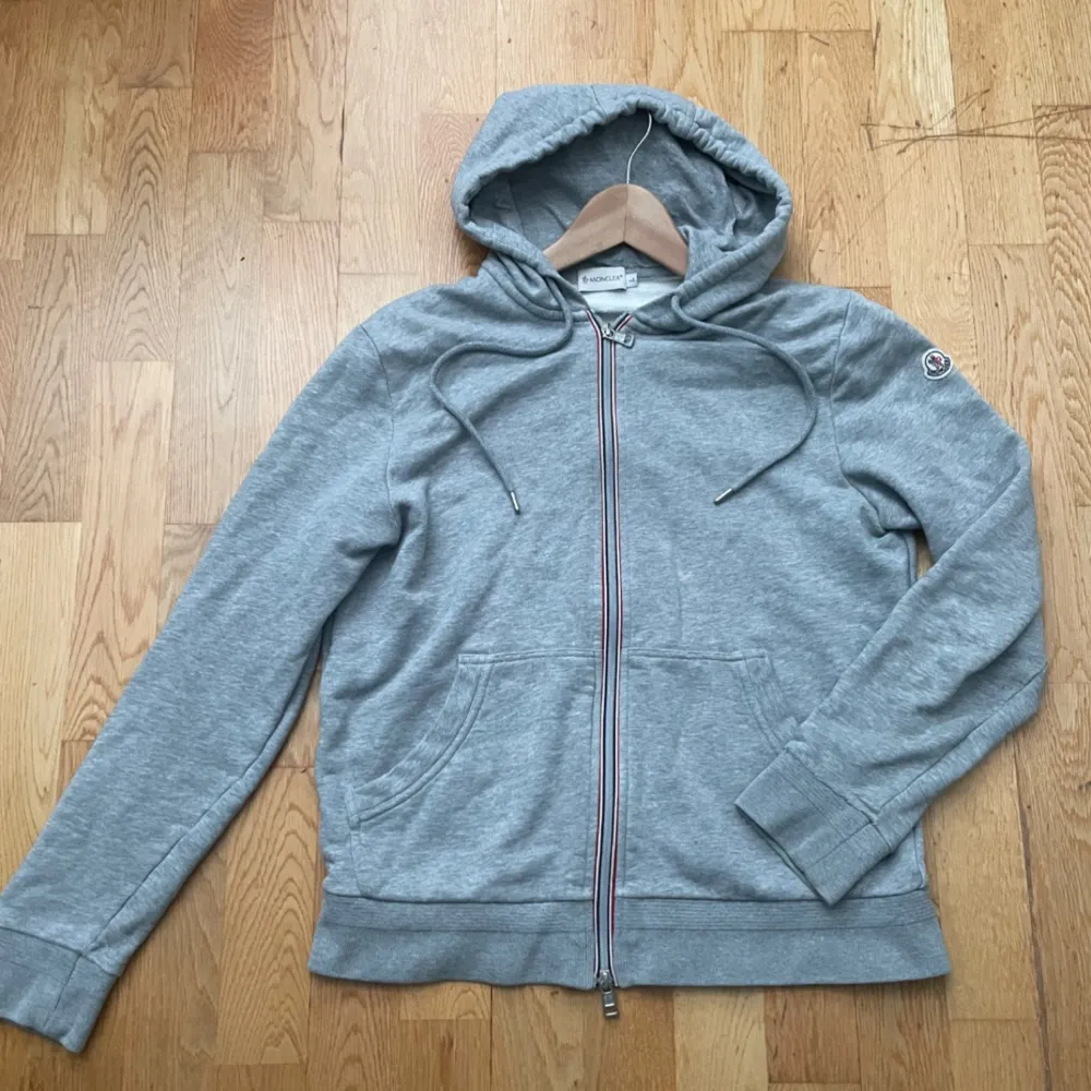 Säljer denna moncler hoodie i storlek L. Lagade hål som går att se på bilderna. . Hoodies.