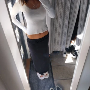 Vit långärmad topp - Säljer en stilren och enkel vit långärmad topp. Perfekt för både vardag och fest. Toppen har en tight passform och är gjord i ett mjukt och bekvämt material. Passar bra till både jeans och kjol!